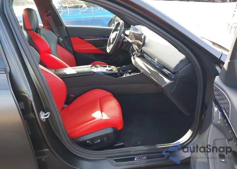 2025 BMW M5 z USA, uszkodzony, nr VIN WBS83FK02SCU36580